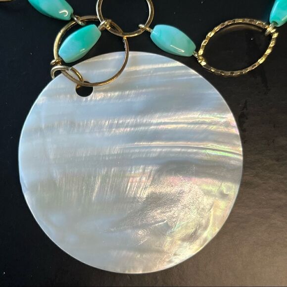 Avon GoldTone Link Necklace Earrings Green Oval Stones White Pearlescent Pendant - Picture 3 of 10